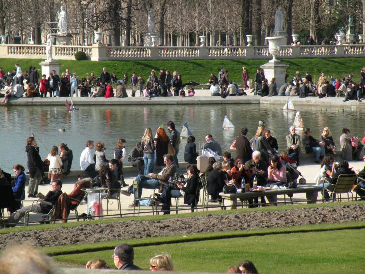  petits voiliers sur le bassin du Luxembourg